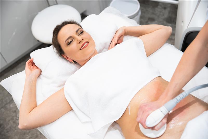 client-relaxes-while-enjoying-body-contouring-procedure-calm-setting